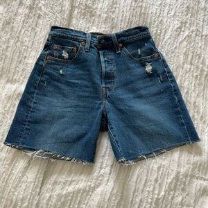 LEVI’S 501 mid-thigh women’s shorts